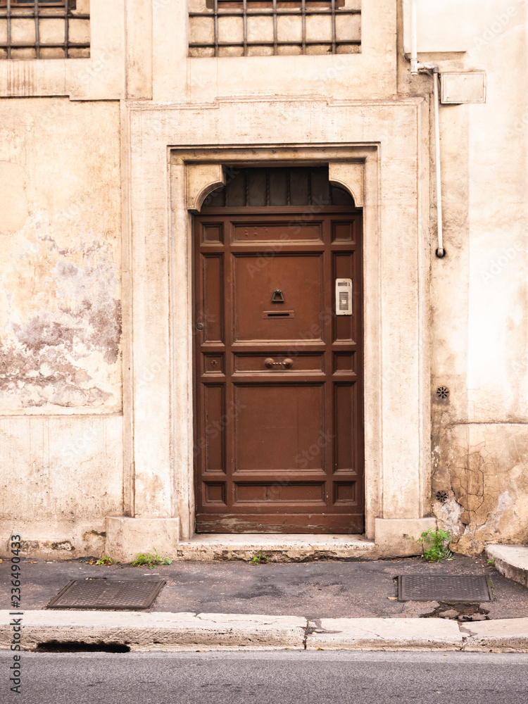 Fototapeta premium door in the streets of Rome