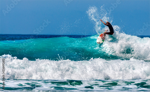 Surferos practicando surfing en las olas. photo