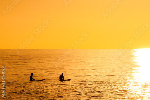 Wallpaper Mural Surferos practicando surfing en las olas. Torontodigital.ca