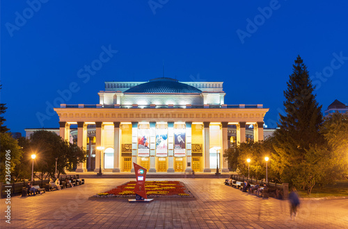 Obraz na płótnie : Opera and Ballet theatre (NOVAT), night view w salonie