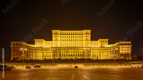 Obraz na płótnie Das zweitgrößte Verwaltungsgebäude der Welt - Casa Poporului / Haus des Volkes / Parlamentspalast - in Bukarest bei Nacht w salonie