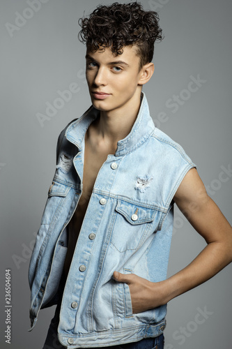 Foto Sexy handsome man wear jeans jacket