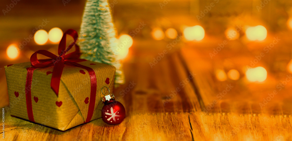 Kleines Geschenk mit Herz, Freiraum, Panorama Stock-Foto | Adobe Stock