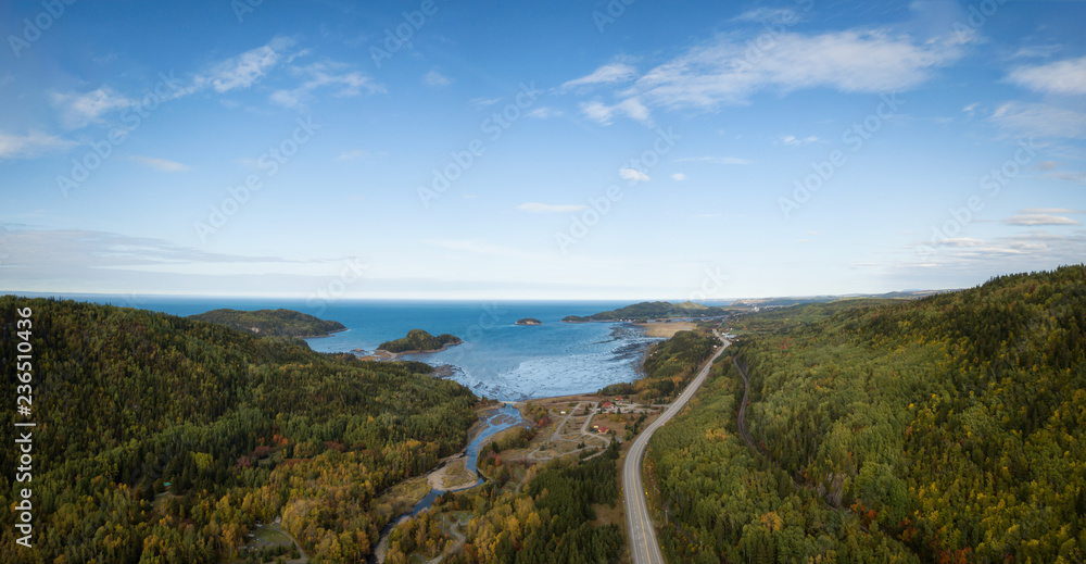 Fototapeta premium Panoramiczny widok z lotu ptaka na Park Narodowy Bic w słoneczny dzień. Zrobiono w Le Bic, Rimousky, Quebec, Kanada.