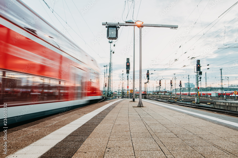 Fototapeta premium Zug fährt vom Bahnsteig ab