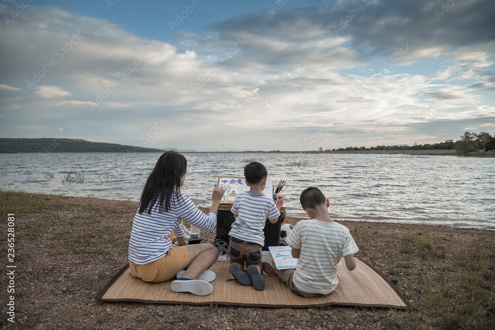 Families teach children to paint, family holidays with nature,