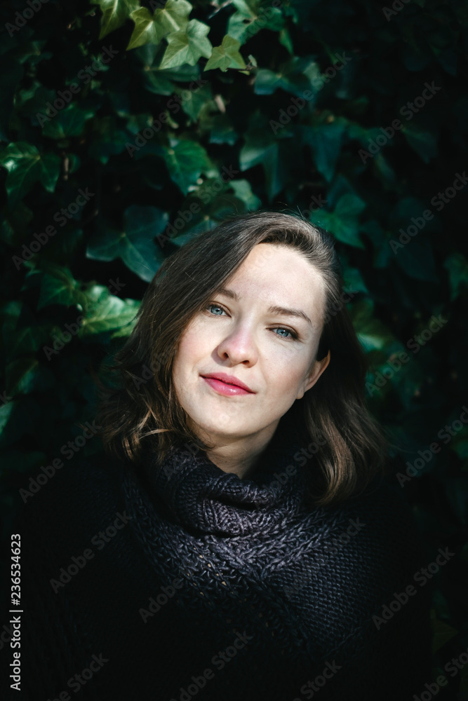 Portrait of a woman in front of a ivy wall
Portrait of a woman in front of a ivy wall