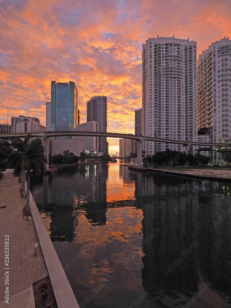 Obraz premium Miami, Florida 11-24-2018 The City of Miami and the Miami River from the South Miami Avenue bridge at sunrise.