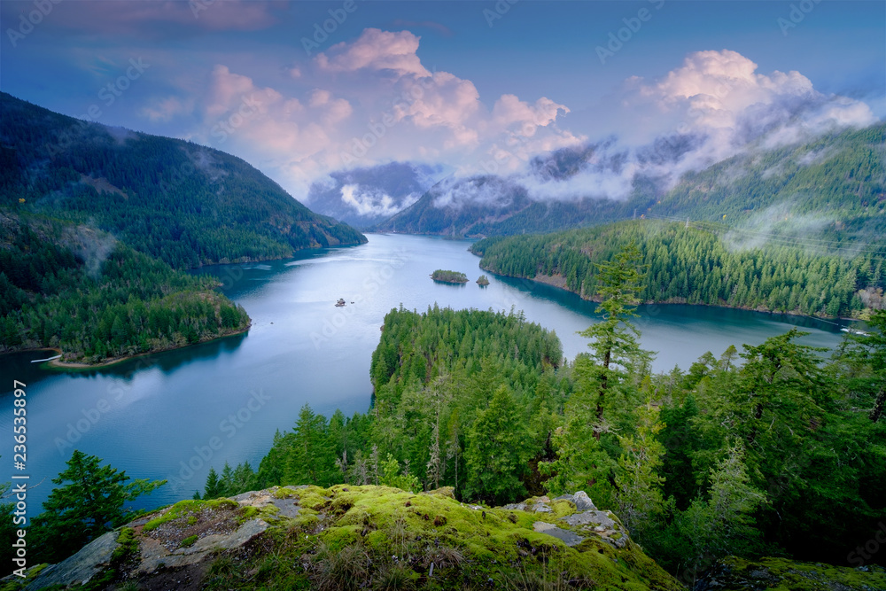 Obraz premium Mountain landscape, lake and mountain Seattle, Washington state, USA.