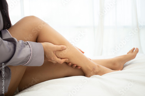 Fotografia woman have a Calf leg pain and muscle leg pain,Healthcare concept