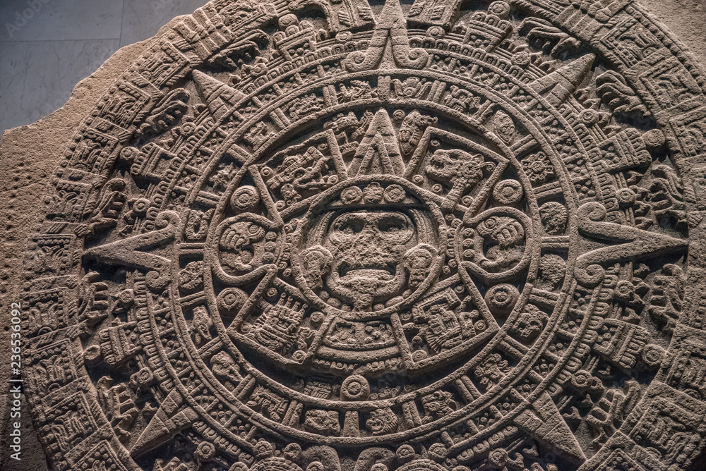 retablos de piedra mexicanos, calendario azteca y figuras de deidades de culturas prehispánicas