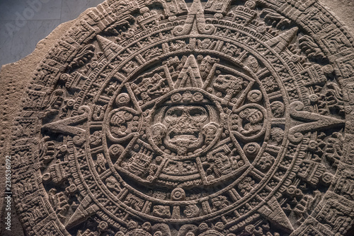 retablos de piedra mexicanos, calendario azteca y figuras de deidades de culturas prehispánicas