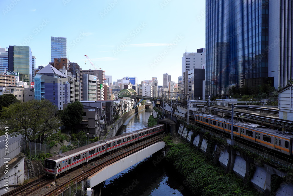 神田川と電車の都市風景 神田川と電車の都市風景