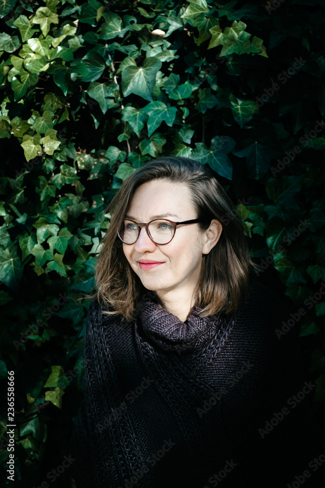 Portrait of a woman in front of a ivy wall
Portrait of a woman in front of a ivy wall