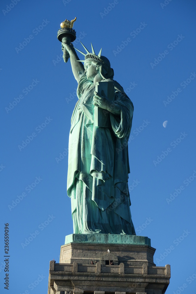 Fototapeta premium Nowy Jork Statua Wolności z czystym błękitnym niebem