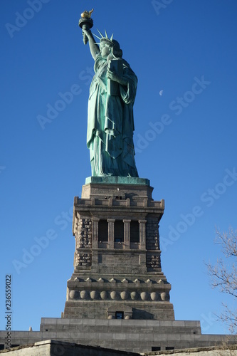 New York Freiheitsstatue mit strahlend blauem Himmel