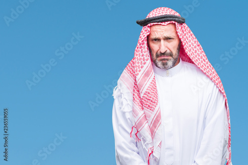Foto Senior arab man wearing keffiyeh over isolated background depressed and worry for distress, crying angry and afraid