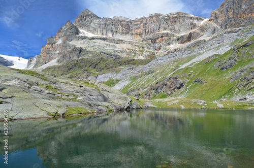 Le long du GR5 entre le refuge de l'Arpont et le col de la Vanoise, les lacs des Lozières offrent un lieu idéal pour se poser et admirer les grandes parois orangées du Pelve et le Dôme de Chasseforêt 