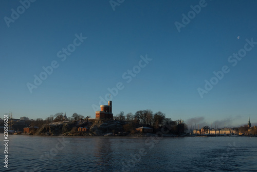 Canvas Print A sunny morning in stockholm harbour, ships and boats in the frosty mist and win