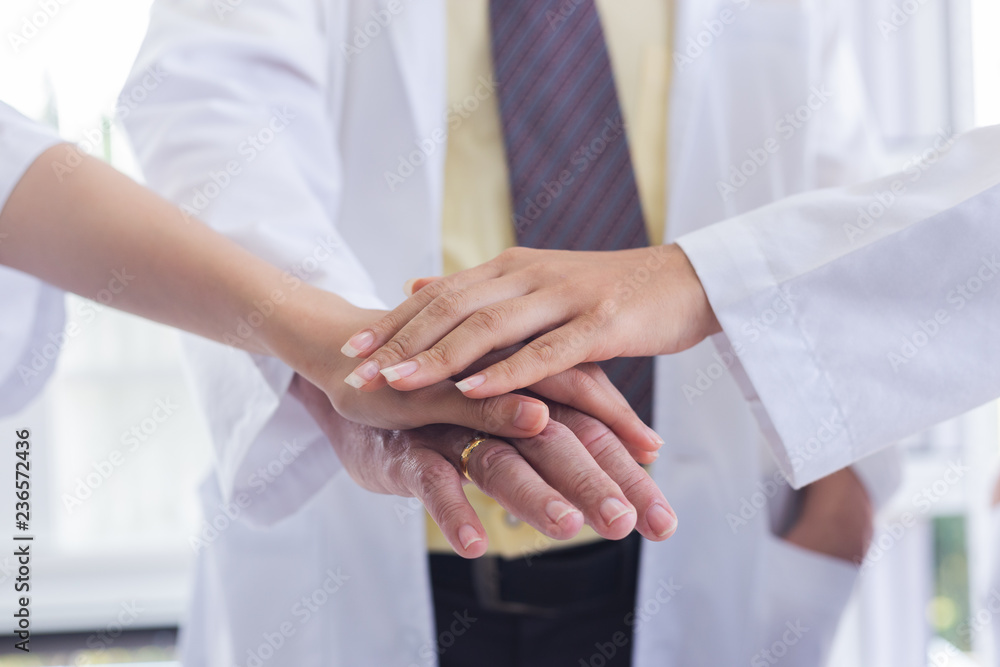 Obraz premium ludzie lekarz łączący ręce i koncepcja pracy zespołowej.