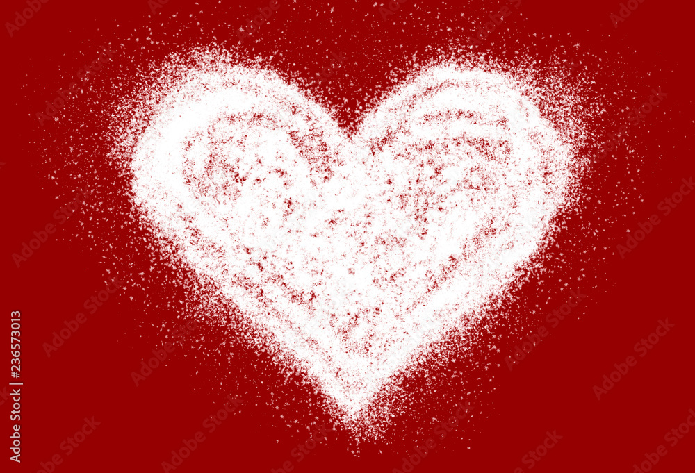 Herz aus Schnee auf rotem Hintergrund