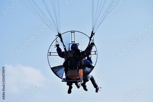 Flight the sky with a "Paraglider