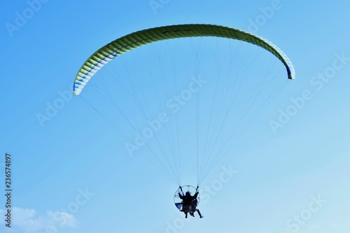 Flight the sky with a "Paraglider