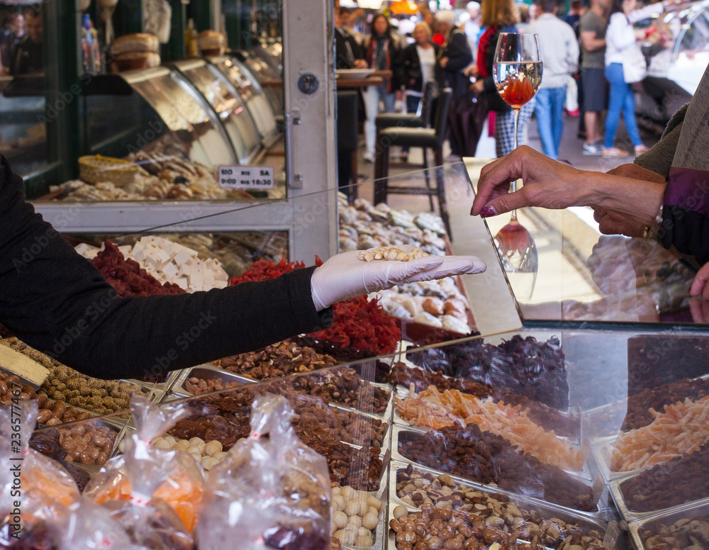 Obraz premium Street vendor let it taste nuts to tourist