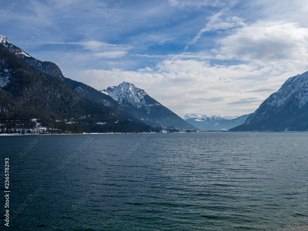 Lac Achen (Achensee) en Autriche vu de Pertisau entouré des massifs des Karwendel et les Alpes de Brandenberg