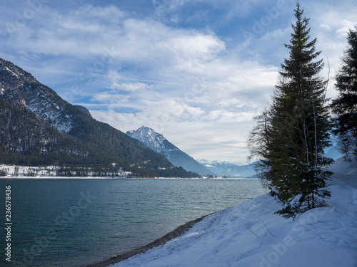 Lac Achen (Achensee) en Autriche vu de Pertisau entouré des massifs des Karwendel et les Alpes de Brandenberg