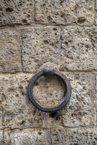 Fotografie iron ring on a stone wall