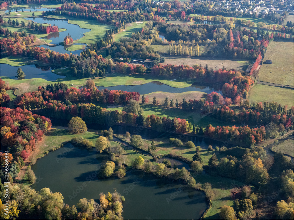 vue aérienne du golf de Nantilly à l'automne dans le département de l'Eure en France