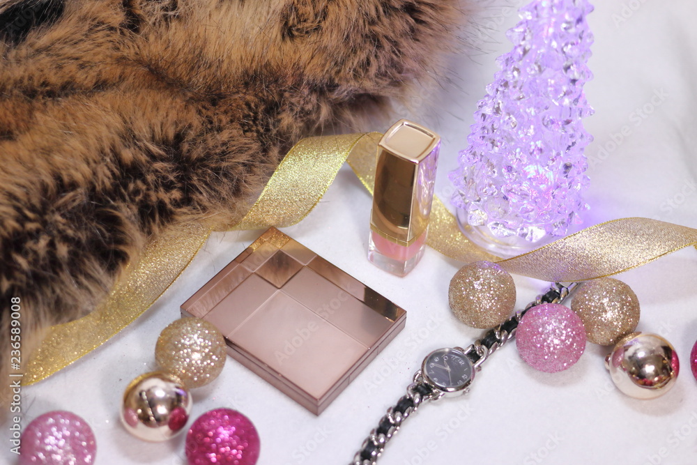 コスメ アイシャドウとリップスティック と腕時計と毛皮のストールと手袋とクリスマスツリーとピンクとゴールドの装飾 白背景 Stock Photo Adobe Stock