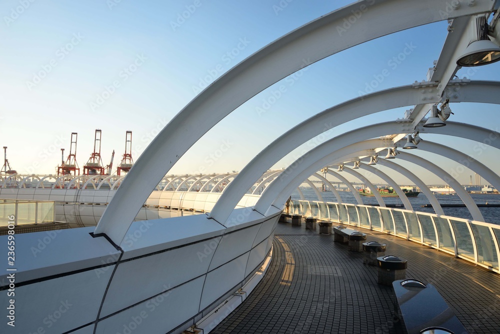 Fototapeta premium 横浜港シンボルタワーから見えるクレーン