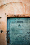 Alte Haustür in italienischem Dorf