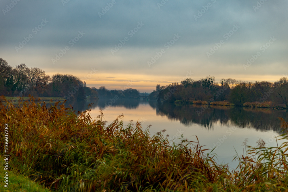Paysage sur le fleuve de la Moselle un matin en Automne