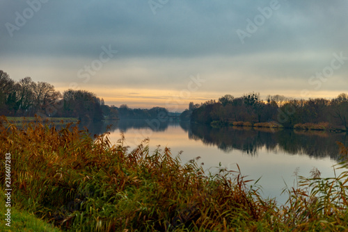 Paysage sur le fleuve de la Moselle un matin en Automne