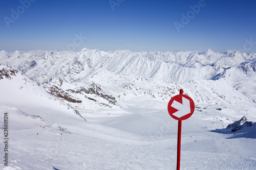 Wegweiser in den verschneite Alpen