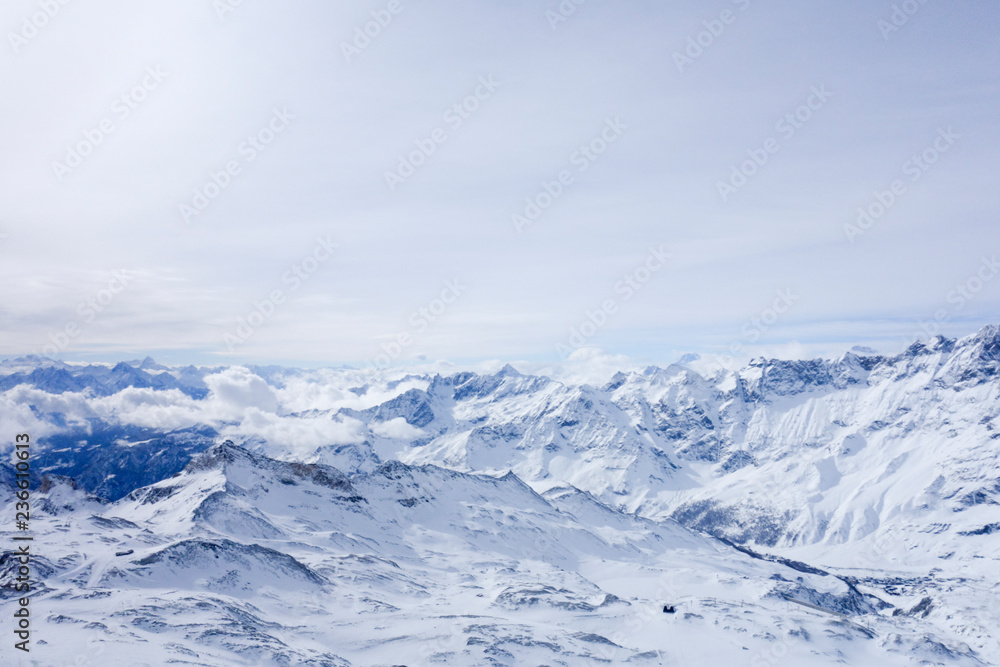 Traumhafter Blick über die verschneiten Alpen