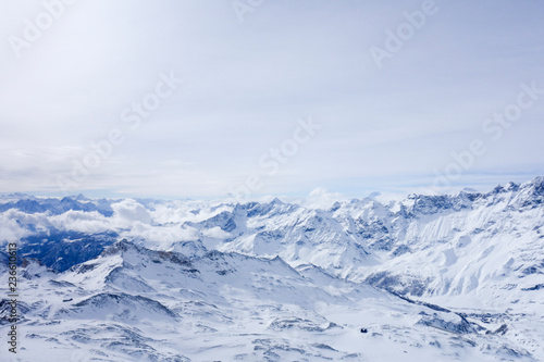 Traumhafter Blick über die verschneiten Alpen © heike114