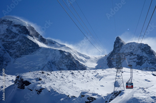 Skigebiet in der Schweiz mit verschneiten Bergen und einer Gondel © heike114
