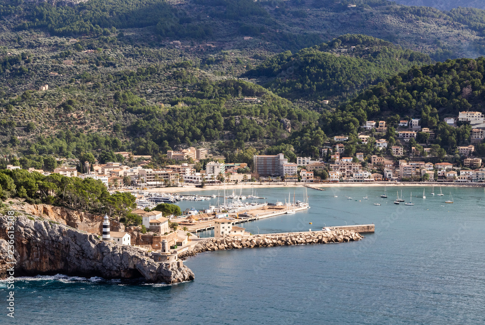 Hafen von Port de Soller mit Leuchtturm an der WestkÃ¼ste Mallorcas