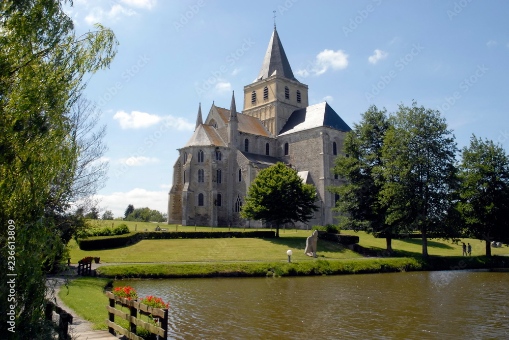 Abbaye de Cerizy-la-Forêt, perle de l’art roman, cette Abbaye fut fondée en 1032, département de la Manche, France	