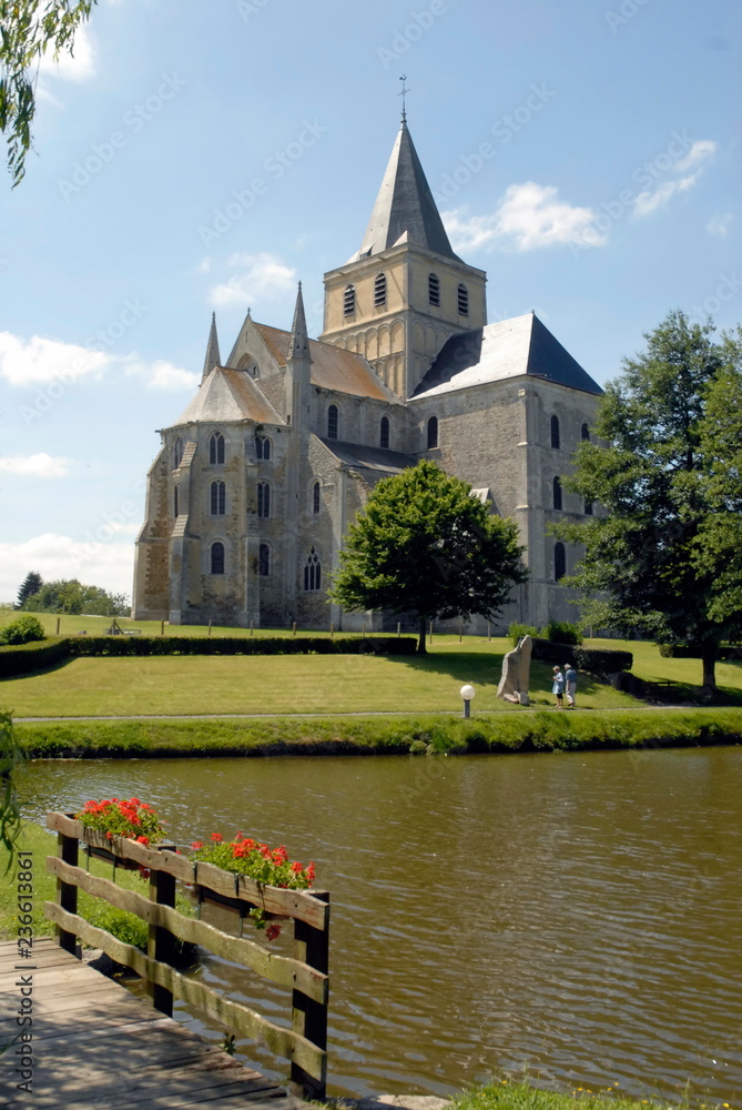 Abbaye de Cerizy-la-Forêt, perle de l’art roman, fondée en 1032, barrière et géraniums rouges, département de la Manche, France	