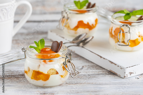 Obraz na płótnie Trifle with apricot jam and cream w salonie