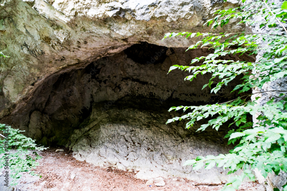 Piccola grotta lungo il sentiero per il lago di Pilato Piccola grotta lungo il sentiero per il lago di Pilato
