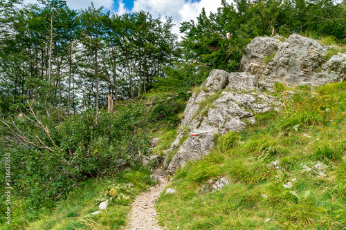 Rocce lungo il sentiero del lago di Pilato