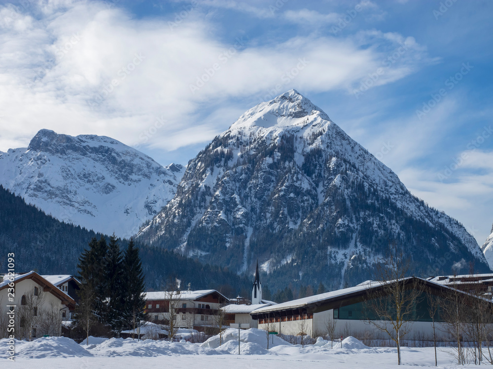 Vue sur les massifs enneigés du Sonnjoch, Dristenkopf et Bettlerkarspitze depuis Pertisau en Autriche