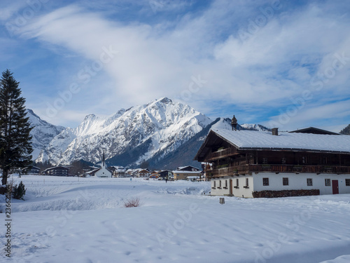 Pertisau en hivers, station ski, entourée des massifs du sonnjoch, dristenkopf et bettlerkarspitze.  © Marc