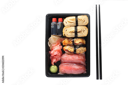 Nigiri sushi. Tacka sushi na białym tle.
